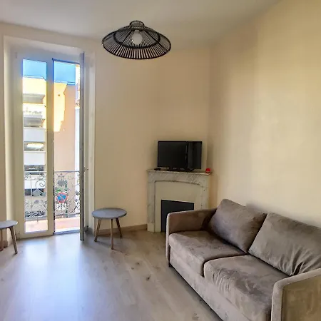 2 Bedrooms Center * Cannes
