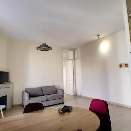 2 Bedrooms Center *